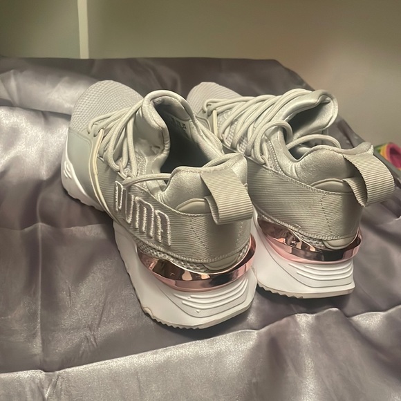 Grey and rose gold Women’s Pumas size 7.5 - Picture 3 of 5